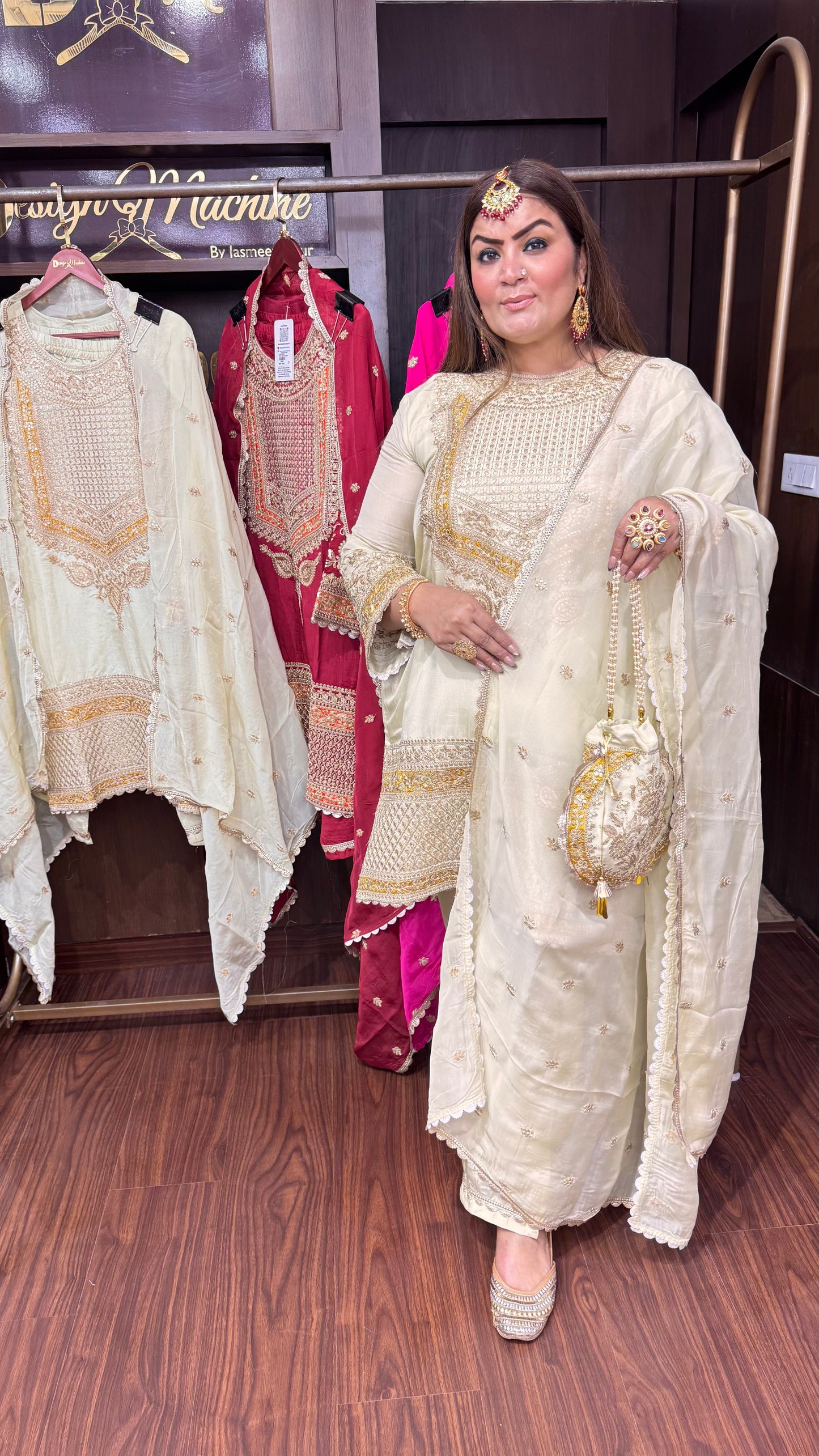 Mahira Royal (Stitch Suit)