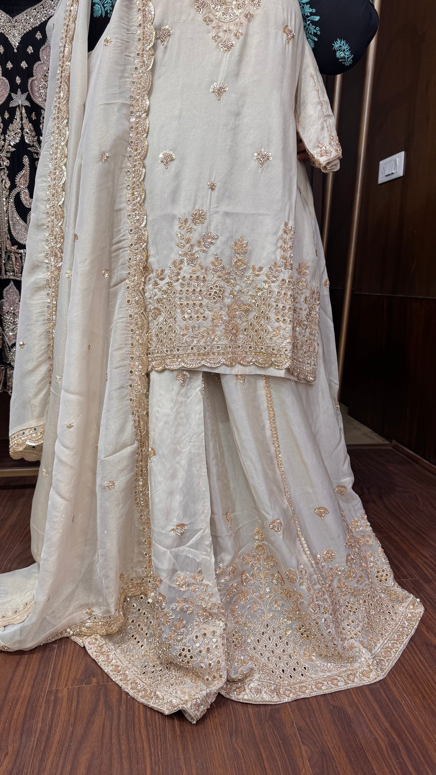 Oveliya (Glass Tissue Fabric Suit)