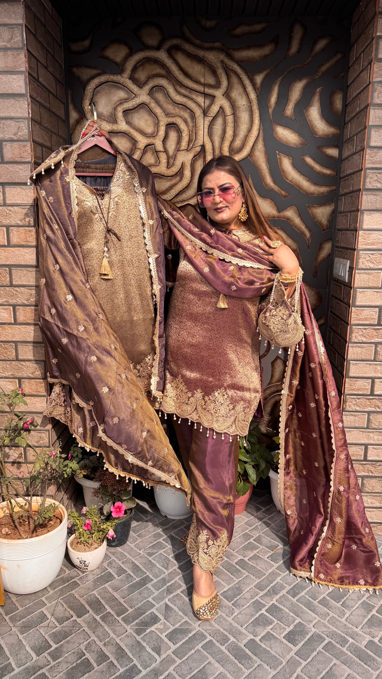 Arezia (Brocade Suit)