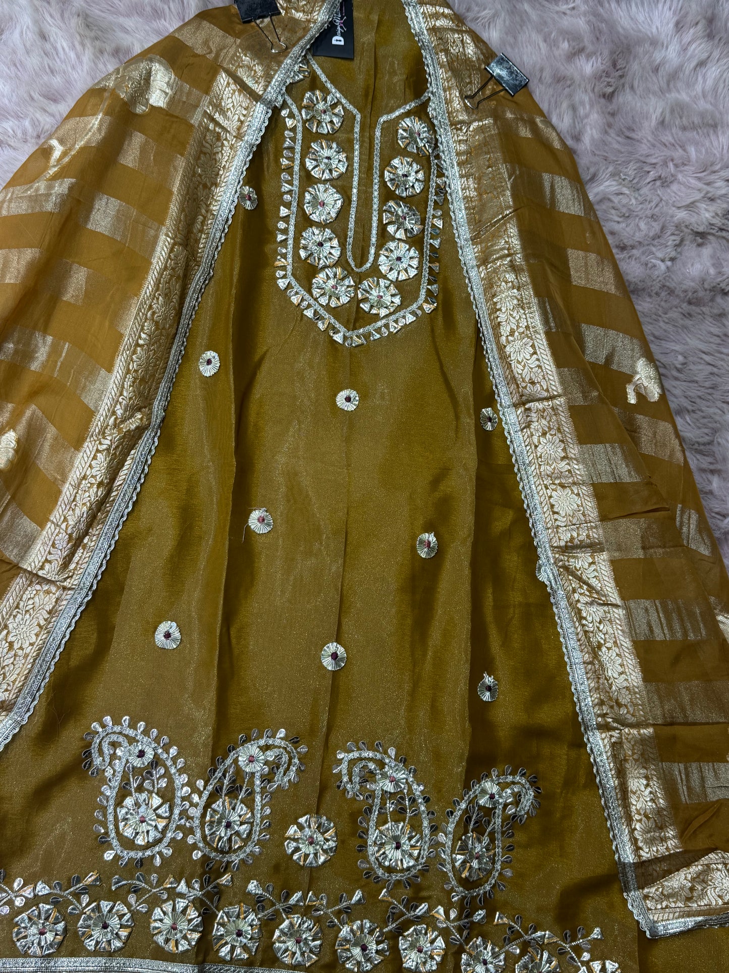 Azhyraa (Unstitched Suit)