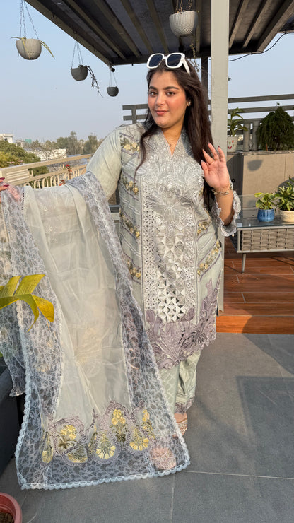 Qayraa (Pakistani Suit)