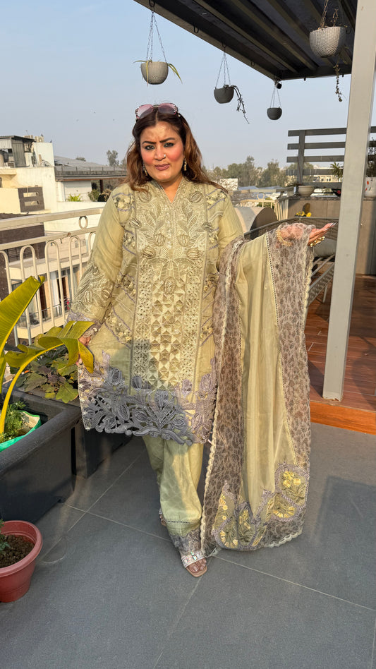 Qayraa (Pakistani Suit)